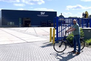 Bert Mulder voor de fabriek van Schouten en Visscher.
